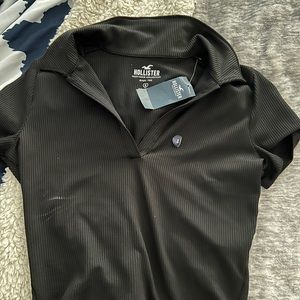 black short sleeve shirt from hollister with color, baby tee size small